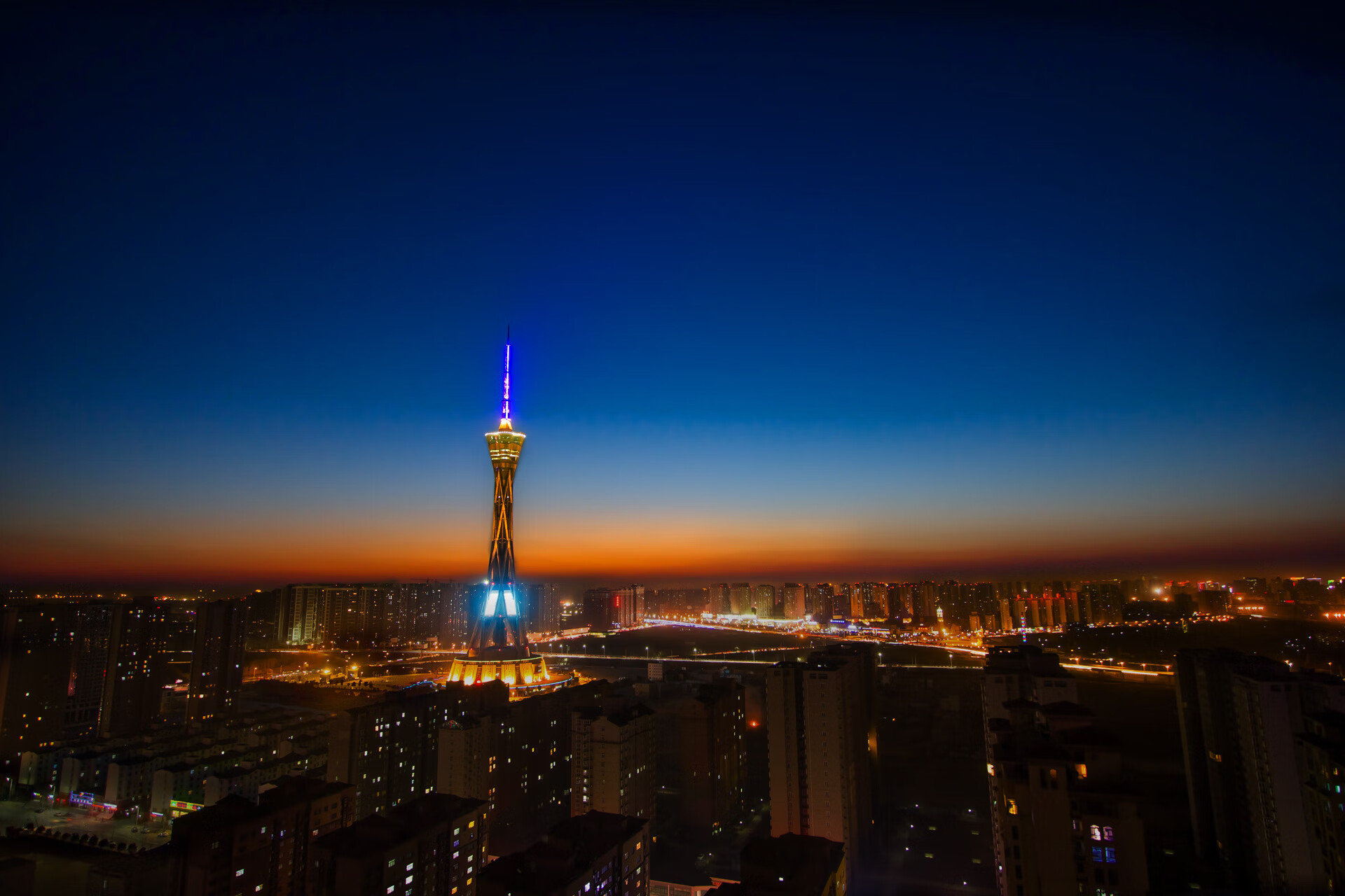 熊猫体育娱乐-西甲高光瞬间：突破、任意球、悬念不断，历年西甲用球